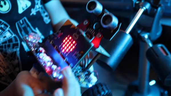 [4K] Robotelul meu are o inimioara (microbit) - Daniel Stefan